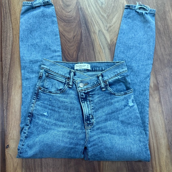 Abercrombie & Fitch High Rise Light Blue Jeans - Picture 1 of 4